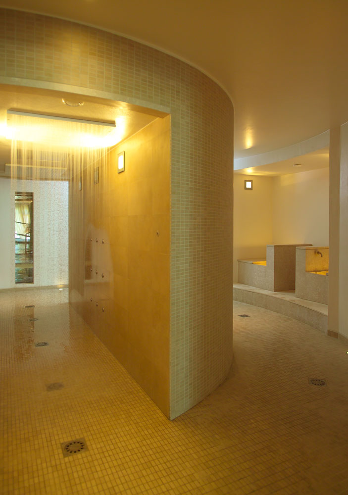 Centro spa con doccia in mosaico