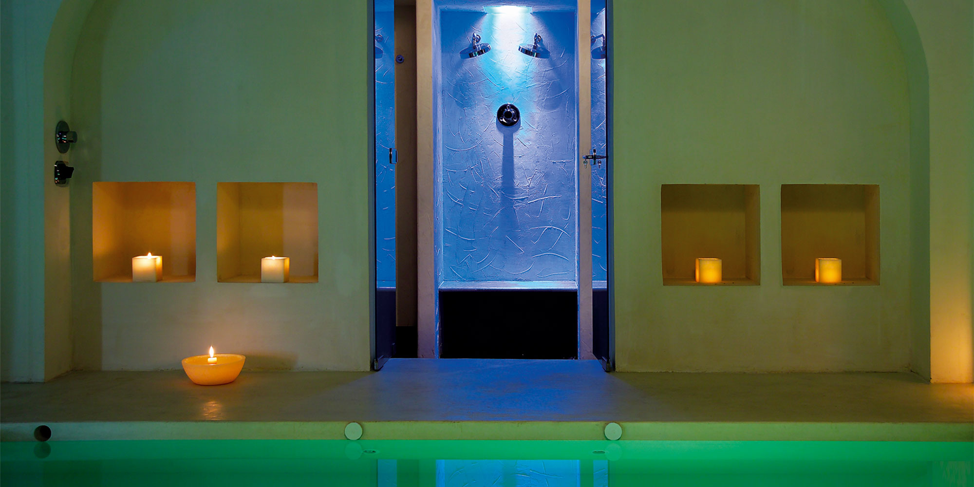 Piscina spa con giochi di luce Piscina spa con giochi di luce