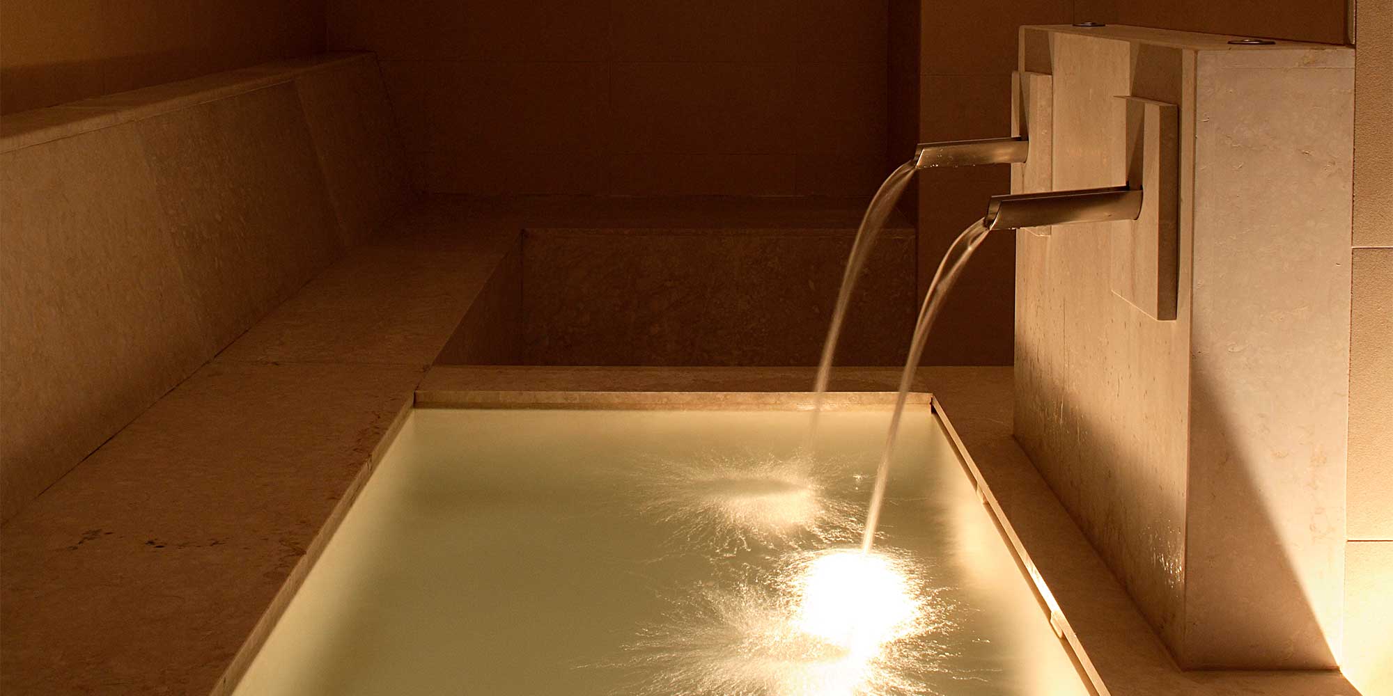 Spa con fontana di getti di acqua Spa con fontana di getti di acqua