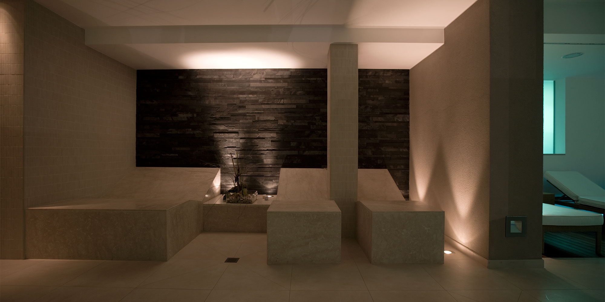 Zona relax in pietra riscaldata tepidarium Zona relax in pietra riscaldata tepidarium